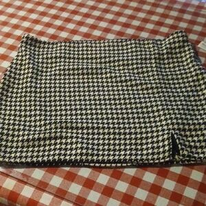 Old Navy Black and White Houndstooth Mini Skirt